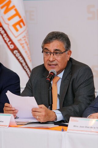 Alfonso Cepeda Salas asume la dirigencia del SNTE