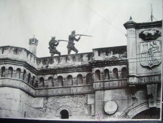 Asesinatos en la cárcel y creación de tribunales populares