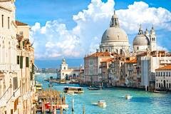 Nasce a Venezia da una famiglia dell'alta borghesia