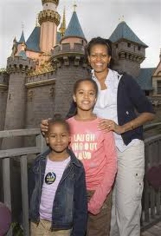 Michelle Obama's second daughter is born.