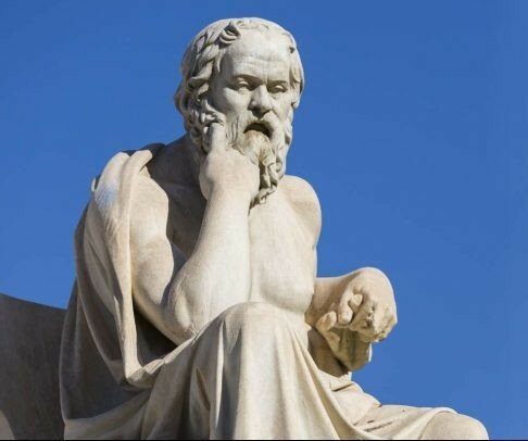 El filósofo griego Sócrates emplea la técnica de diálogo interactivo para enseñar a sus estudiantes, fomentando el pensamiento crítico y la reflexión.