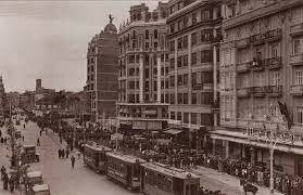 Ataque contra el Cuartel de la Montaña. En accidente de aviación muere en general Sanjurjo. Comienzan a perfilarse ambas zonas y se organizan columnas.