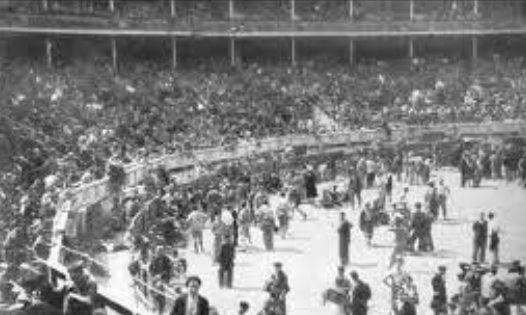 Badajoz cae en poder de las columnas de Yagüe.