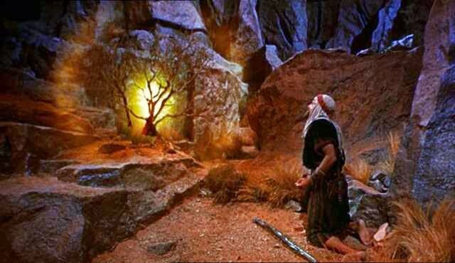 Dios habla a Moises por medio de una zarza ardiente