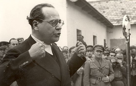 El socialista Juan Negrín sustituye a Largo Caballero al frente del gobierno republicano.