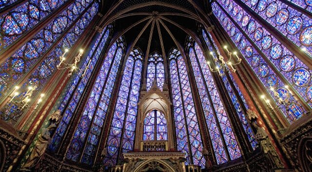 Un clar exemple que el vidre s'utilitza a la decoració les vidrieres. (els vidres)