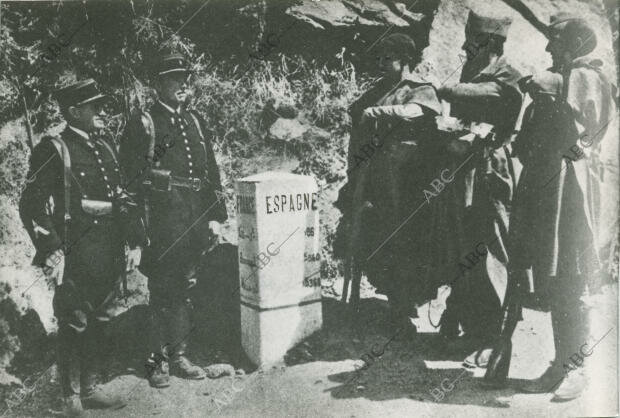 Arribada de les tropes nacionals a la frontera francesa. Milers d'exiliats marxen a França