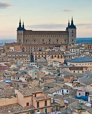El general Francisco Franco decide destinar una importante parte de sus fuerzas para liberar a los rebeldes asediados en el Alcázar de Toledo. El General Varela entra en el Alcázar de Toledo.