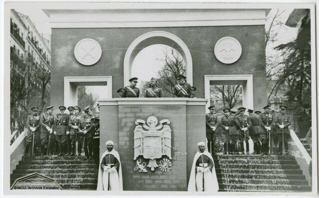Estalla la sublevación en Melilla. Le siguen las demás plazas y todo el Protectorado de Marruecos. Los rebeldes dominan la situación. El gobierno, creyendo que se trata de un pronunciamiento, toma medidas insuficientes.
