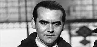 García Lorca es fusilado por los sublevados en Víznar (Granada).