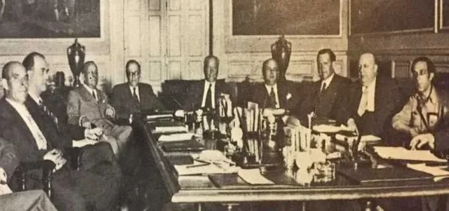 El socialista Francisco Largo Caballero, Presidente del Gobierno de la República. Forma el primer gobierno de guerra.