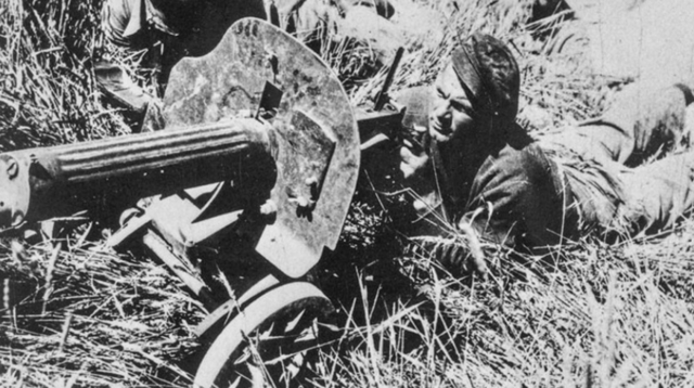 La URSS envía sus primeros equipos de ayuda a los republicanos. Llegan los primeros miembros de las Brigadas Internacionales.