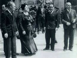 Largo Caballero da entrada en el gobierno a miembros de la CNT como ministros.