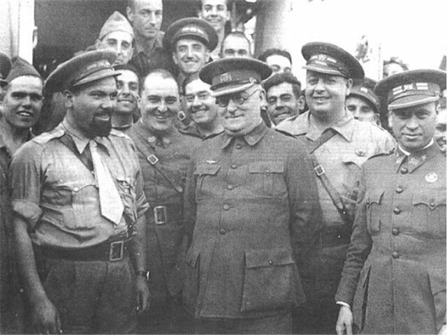 Largo caballero da entrada en el gobierno a miembros de la CNT como ministros.