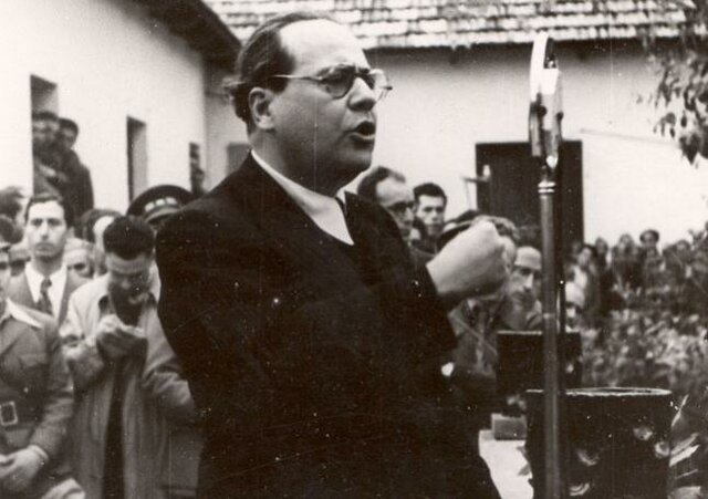 El socialista Juan Negrín sustituye a Largo Caballero al frente del gobierno republicano.