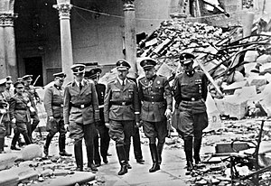 El general Francisco Franco decide destinar una parte de sus fuerzas para liberar a los rebeldes asediados en el Alcázar de Toledo