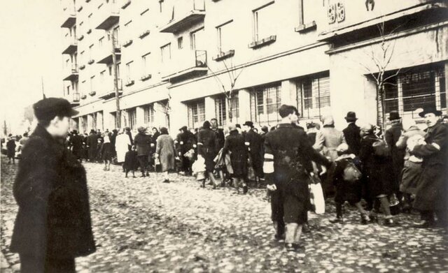 The Hungarians expel all foreign Jews