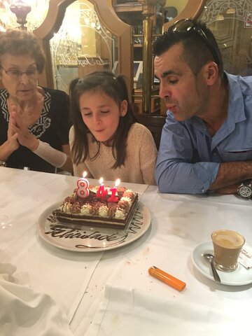 Aniversari del meu pare i meu sortint la meva avia de l’hospital.