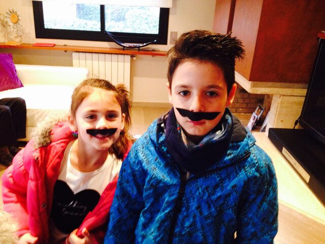 Dia de portar un bigotis a l’escola.