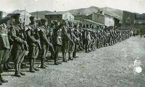 Los primeros soldados italianos, enviados por Mussolini, llegan para ayudar a las fuerzas franquistas.