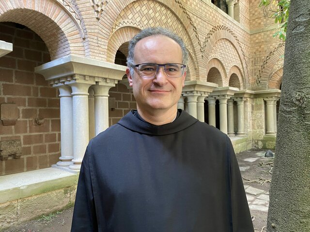 El abad de Montserrat se exilia, presionado por el gobierno