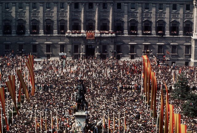 Manifestación "franco-patriótica" en la plaza de Oriente