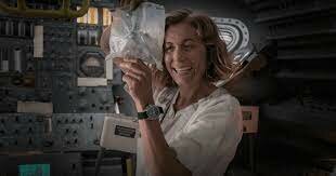 PRIMERA MUJER ASTRONAUTA ESTADOUNIDENSE VIAJA AL ESPACIO