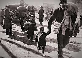 Miles de refugiados y el propio gobierno republicano cruzan la frontera francesa; los franquistas conquistan el resto de Cataluña.