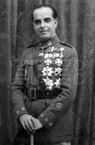El General Varela entra en el Alcázar de Toledo