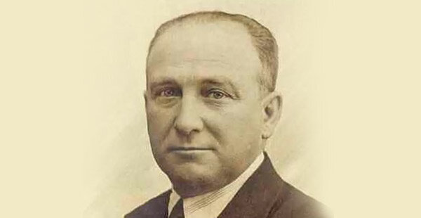 El socialista Francisco Largo Caballero, Presidente del Gobierno de la República. Forma el primer gobierno de guerra, con participación de republicanos de izquierda, socialistas y comunistas.