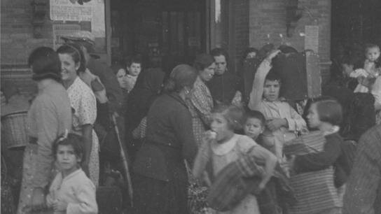 Miles de republicanos cruzan la frontera francesa, Cataluña es conquistada por los franquistas.