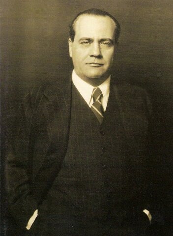 El socialista Juan Negrín sustituye a Largo Caballero al frente del gobierno republicano.