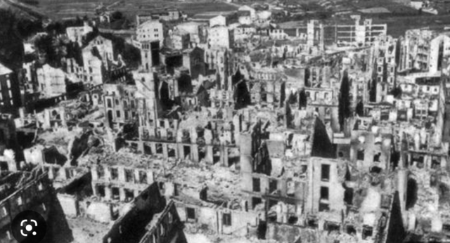 La ciudad vasca de Guernica sufre un brutal bombardeo el día 26 a cargo de la Legión Cóndor.