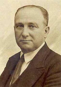 El socialista Francisco Largo Caballero, Presidente del Gobierno de la República. Forma el primer gobierno de guerra, con participación de republicanos de izquierda, socialistas y comunistas.