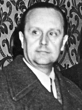 El Secretario General de la Falange, Raimundo Fernández Cuesta, legitima el régimen de Franco