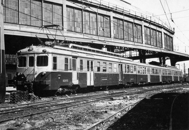Se promulga la Ley de Bases de Ordenación Ferroviaria y de los Transportes por Carretera, creándose la RENFE
