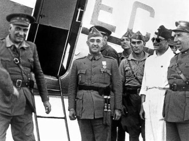 Franco llega a Sevilla desde Marruecos.