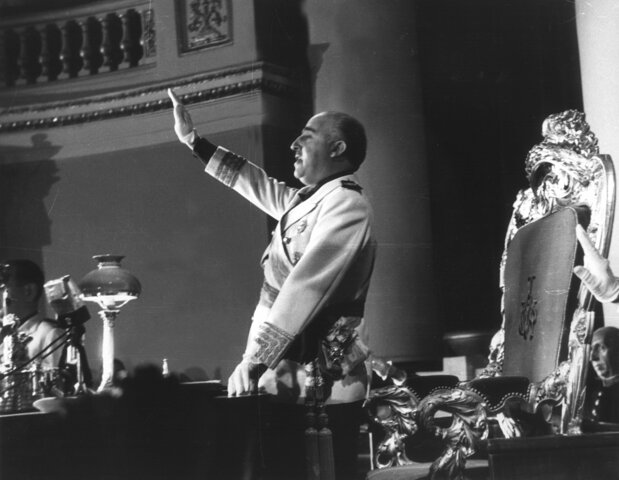 Franco promulga el llamado Decreto de Unificación, por medio del cual crea una única formación política legal bajo su mando: Falange Española Tradicionalista y de las JONS. Franco asume su jefatura. Se institucionaliza el saludo brazo en alto.