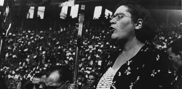 Largo caballero da entrada en el gobierno a miembros de la CNT como ministros. Federica Montseny, anarquista, primera mujer ministra en la Historia de España.
