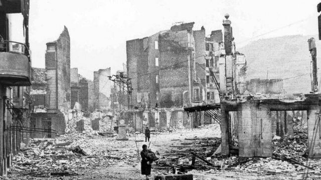 La ciudad vasca de Guernica sufre un brutal bombardeo el día 26 a cargo de la Legión Cóndor.