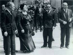 Largo caballero da entrada en el gobierno a miembros de la CNT como ministros. Federica Montseny, anarquista, primera mujer ministra en la Historia de España.