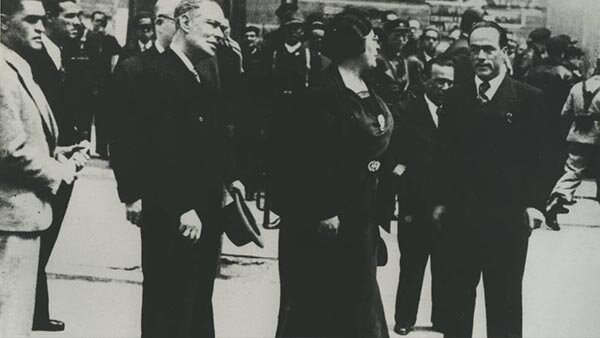 Largo caballero da entrada en el gobierno a miembros de la CNT como ministros.