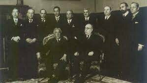 Formación de un nuevo gobierno en Madrid presidido por José Giral. Se decide entregar armas a las organizaciones sindicales y partidos de izquierda.