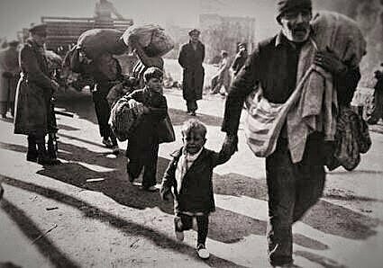 Miles de refugiados y el propio gobierno republicano cruzan la frontera francesa; los franquistas conquistan el resto de Cataluña.