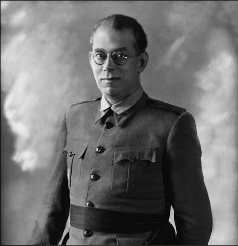 Estalla la sublevación en Melilla. Le siguen las demás plazas y todo el Protectorado de Marruecos. Los rebeldes dominan la situación. El gobierno, creyendo que se trata de un pronunciamiento, toma medidas insuficientes.