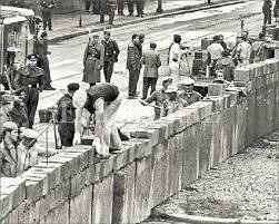 Se comienza a levantar el muro de Berlín. 2ª crisis de Berlín.