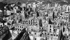 La ciudad vasca de Guernica sufre un brutal bombardeo el día 26 a cargo de la Legión Cóndor.