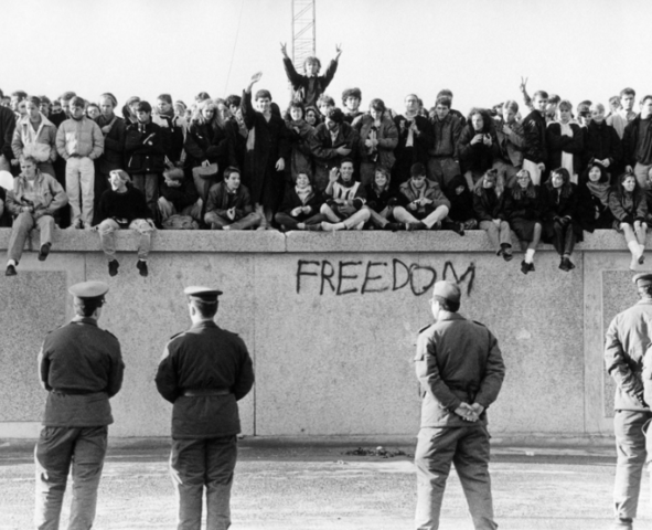 Se comienza a levantar el muro de Berlín. 2a crisis de Berlín.