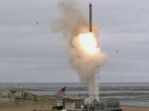 EEUU y la URSS despliegan misiles balísticos.