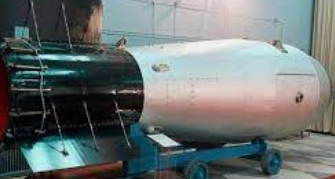 La URSS desarrolla una bomba atómica más potente.